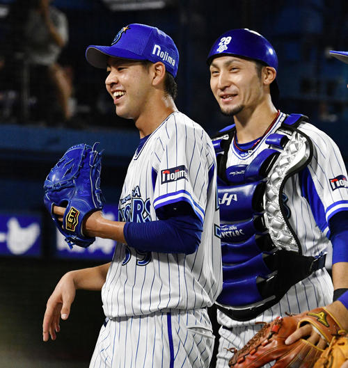 DeNA対中日　6回を投げ終えたDeNA平良（手前）は伊藤光と笑顔で話しながら引き揚げる（撮影・滝沢徹郎）