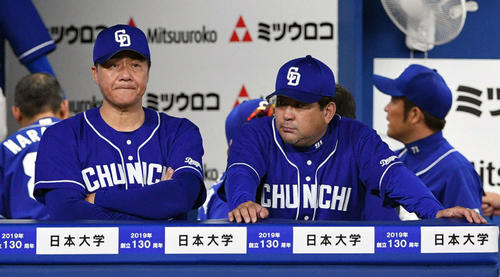 DeNA対中日　厳しい表情で戦況を見つめる中日与田監督（左）と伊東コーチ（撮影・滝沢徹郎）