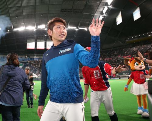 日本ハム対ロッテ　試合後、ファンの声援に応える日本ハム加藤（撮影・黒川智章）
