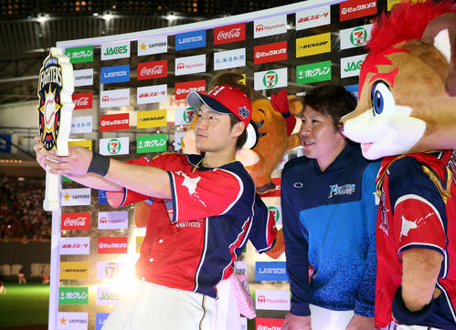 日本ハム対ロッテ　お立ち台で自撮りをする日本ハム渡辺（左）と加藤（撮影・佐藤翔太）