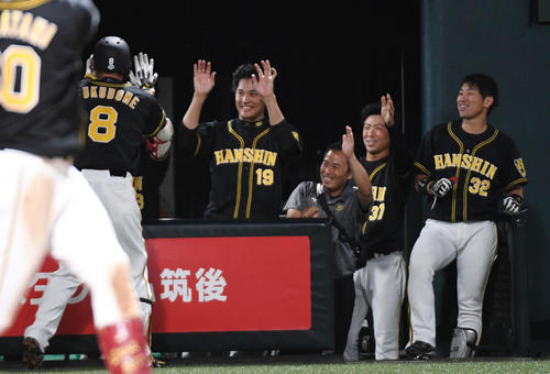 福留は中越えに勝ち越しのソロ本塁打を放ち藤浪に迎えられる（撮影・今浪浩三）