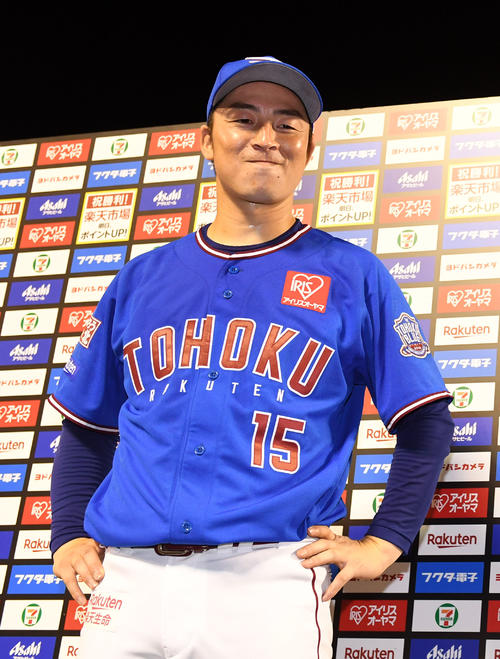 楽天対ソフトバンク　お立ち台で唇をかみしめる楽天美馬（撮影・横山健太）