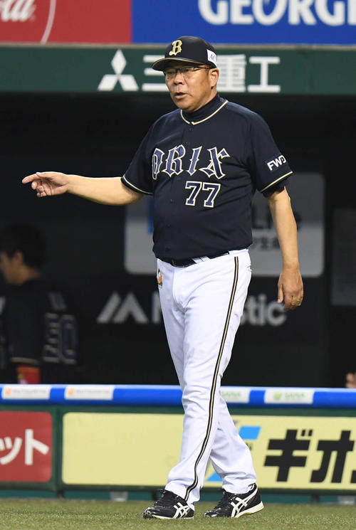 西武対オリックス　選手交代を告げるオリックス西村監督（撮影・山崎安昭）