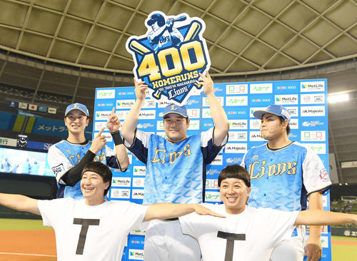 西武対オリックス　400号本塁打となる左越えサヨナラソロ本塁打を放った中村（中央）はお立ち台で、金子侑（左）と平良の祝福を受ける。手前はチョコレートプラネット（撮影・山崎安昭）