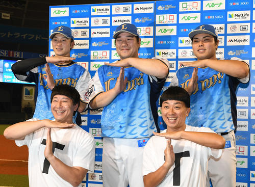 西武対オリックス　400号本塁打となる左越えサヨナラソロ本塁打を放った中村（中央）はお立ち台で、金子侑（左）と平良とTポーズ。手前はチョコレートプラネット（撮影・山崎安昭）