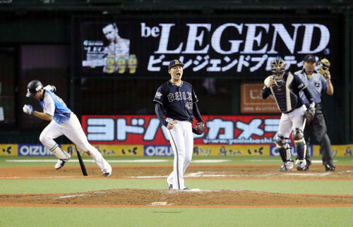 西武対オリックス　7回裏西武2死満塁、秋山を遊ゴロに仕留め、雄たけびを上げる山本（撮影・河野匠）