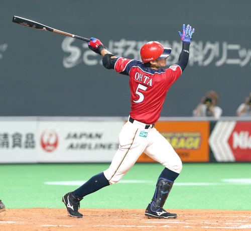 日本ハム対ロッテ　5回裏日本ハム1死一、三塁、大田は2点適時二塁打を放つ（撮影・佐藤翔太）