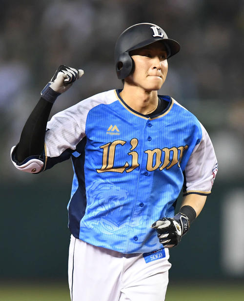 西武対オリックス　9回裏西武1死一、二塁、3点本塁打を放った金子侑はガッツポーズ（撮影・山崎安昭）