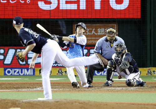 西武対オリックス　9回裏西武1死一、二塁、同点となる右越え3点本塁打を放つ金子侑。投手ディクソン（撮影・河野匠）