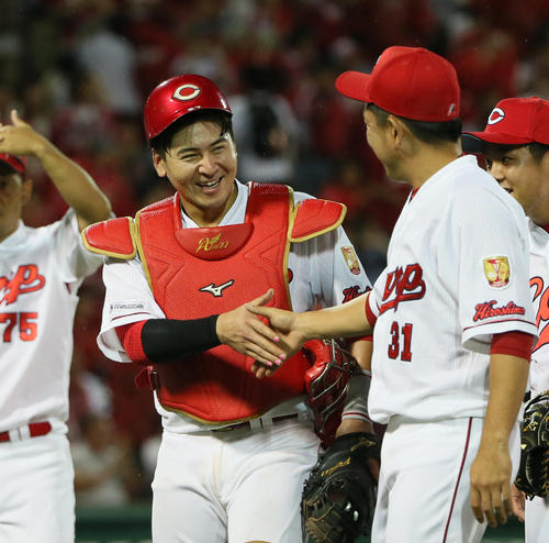 広島対巨人　巨人に勝利し喜ぶ喜ぶ会沢翼（撮影・栗木一考）