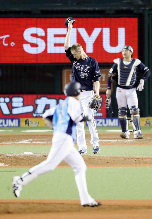 西武対オリックス　9回裏西武1死一、二塁、金子侑（手前）に同点となる右越え3点本塁打を浴び、汗を拭うディクソン（撮影・河野匠）