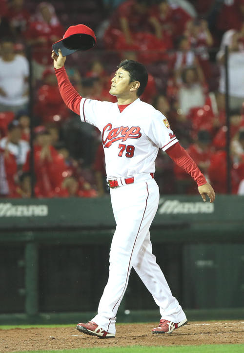 広島対巨人　ファンの声援に応える広島緒方孝市監督（撮影・栗木一考）