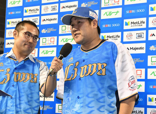 西武対オリックス　400号本塁打となる左越えサヨナラソロ本塁打を放った中村はお立ち台で振り返る（撮影・山崎安昭）