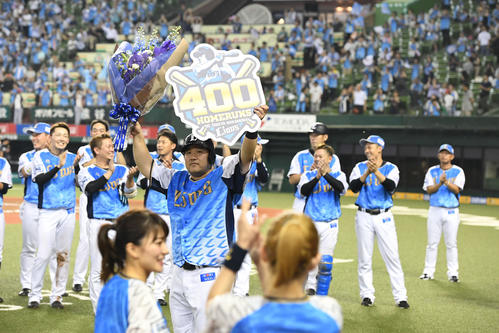 西武対オリックス　11回裏西武1死、400号本塁打となる左越えサヨナラソロ本塁打を放ち、歓声に応える中村（中央）（撮影・山崎安昭）