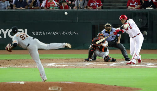 広島対巨人　8回裏広島2死二塁、バティスタは右越えに勝ち越し2点本塁打を放つ。投手デラロサ（撮影・浅見桂子）
