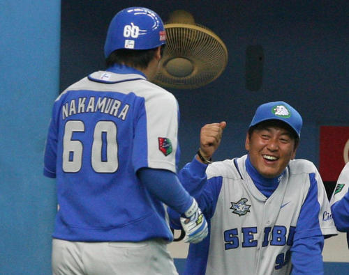 08年4月、本塁打を放ち渡辺監督（右）の祝福を受ける中村