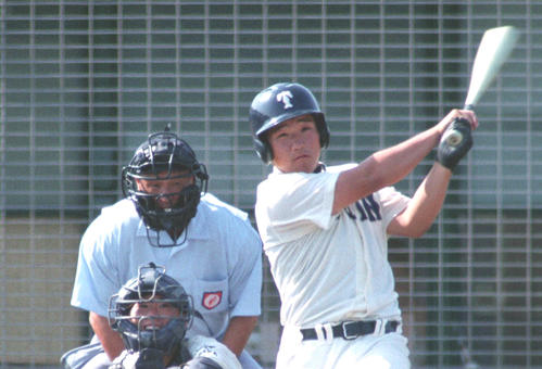 01年7月、大阪大会で左越え本塁打を放つ大阪桐蔭時代の中村