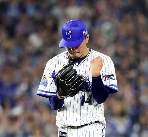 5回表中日の攻撃を抑えガッツポーズするDeNA石田（撮影・鈴木正人）