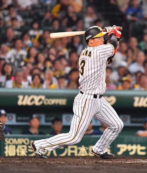 阪神対ヤクルト　8回裏阪神1死一、三塁、中前適時打を放つ大山（撮影・上田博志）
