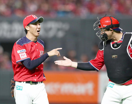 6回表、無失点に抑え宇佐見（右）とタッチする浦野（撮影・黒川智章）
