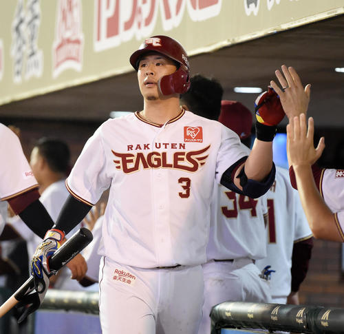楽天対ソフトバンク　8回裏楽天1死一、三塁、右犠飛を放ちナインとタッチを交わす浅村（撮影・横山健太）