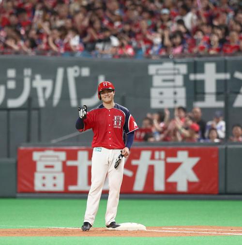 4回裏日本ハム2死一、二塁、中前適時打を放ち笑顔の清宮（撮影・黒川智章）