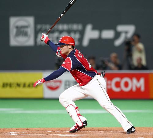4回裏日本ハム2死一、二塁、中前適時打を放つ清宮（撮影・黒川智章）