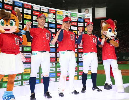 日本ハム対ロッテ　お立ち台で笑顔の、左から日本ハム宇佐見、清宮、渡辺（撮影・黒川智章）
