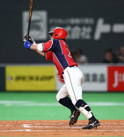 日本ハム対ロッテ　5回裏日本ハム1死一、二塁、中前適時二塁打を放つ渡辺（撮影・黒川智章）