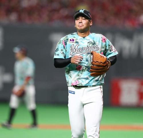 日本ハム対ロッテ　5回裏、4失点し渋い表情の佐々木（撮影・黒川智章）