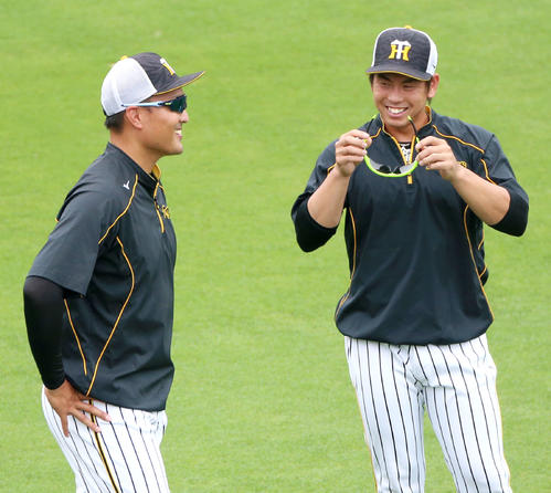 阪神対ヤクルト　試合前の練習で笑顔の秋山拓巳（左）と梅野隆太郎（撮影・上山淳一）