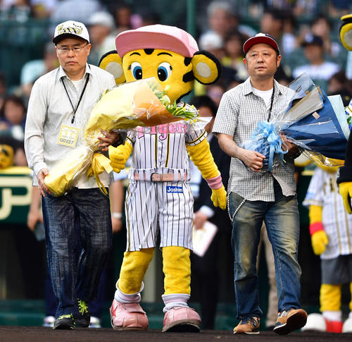 花束贈呈を行うキン肉マン作者「ゆでたまご」の中井義則さん（左）と嶋田隆司さん（撮影・清水貴仁）