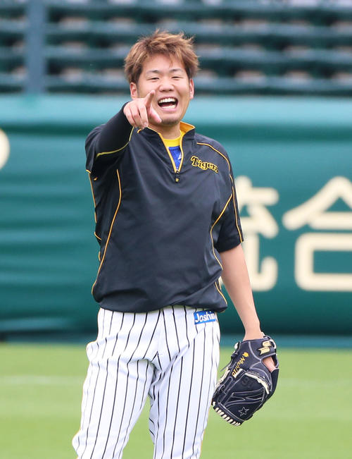 試合前の練習でリラックスした表情で声出す西勇輝（撮影・上山淳一）