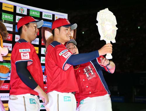 日本ハム対ロッテ　お立ち台で「自撮り」する、左から日本ハム宇佐見、清宮、渡辺（撮影・黒川智章）