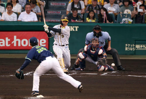 阪神対ヤクルト　2回裏阪神1死三塁、高山は先制の中前適時打を放つ。投手小川（撮影・上山淳一）