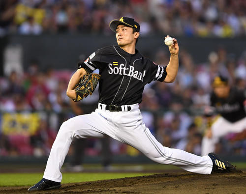 楽天対ソフトバンク　力投するソフトバンク先発の和田（撮影・横山健太）