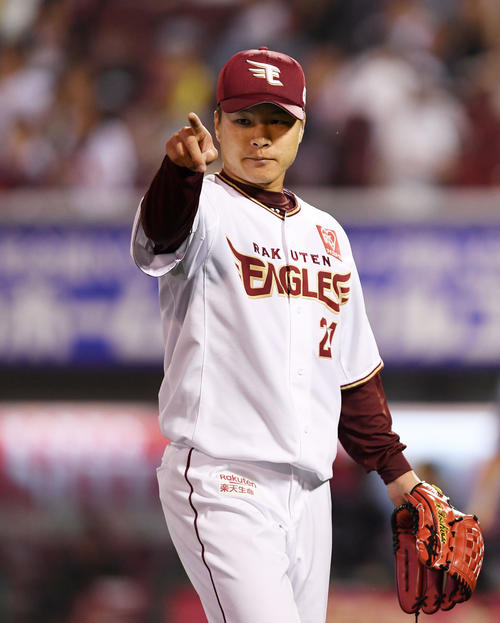楽天対ソフトバンク　3回表終了時、好捕した楽天ウィーラーを指さす釜田（撮影・横山健太）
