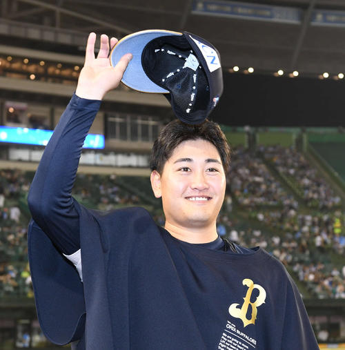 西武対オリックス　2勝目を挙げたオリックス竹安は声援に応える（撮影・山崎安昭）