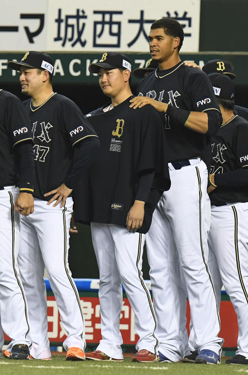 西武対オリックス　2勝目を挙げたオリックス竹安（中央）はモヤにねぎらわれる（撮影・山崎安昭）