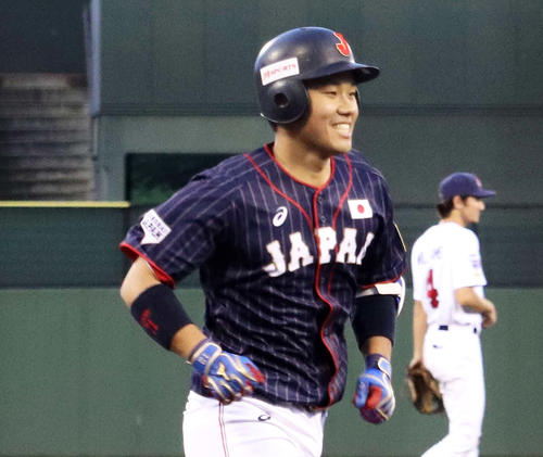 3回表日本無死三塁、左越えに先制2ランを放ち、笑顔でベースを回る海野（撮影・古川真弥）