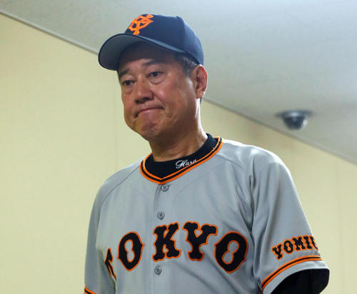 広島対巨人　広島に連敗しがっくり引き揚げる巨人原監督（撮影・垰建太）