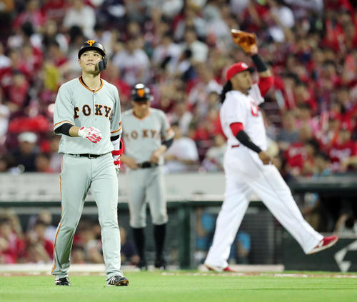 広島対巨人　8回表巨人2死一塁、三飛に倒れ引き揚げる坂本勇（左）。右はバティスタ（撮影・垰建太）