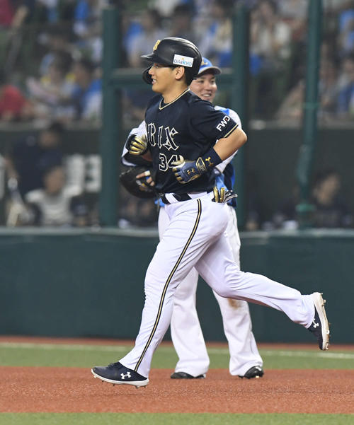 西武対オリックス　6回表オリックス無死、ソロ本塁打を放つ笑顔でダイヤモンドを回る吉田正（撮影・山崎安昭）