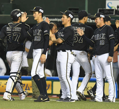 西武対オリックス　チームメートと勝利のタッチをかわすオリックス吉田正（中央）（撮影・山崎安昭）