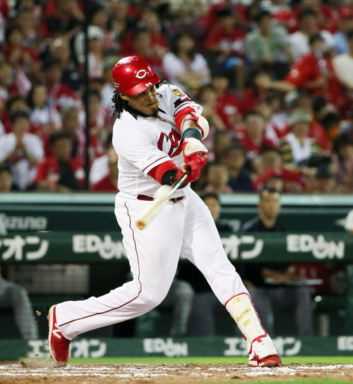 広島対巨人　8回裏広島2死二塁、バティスタは右越えに勝ち越し2点本塁打を放つ（撮影・栗木一考）