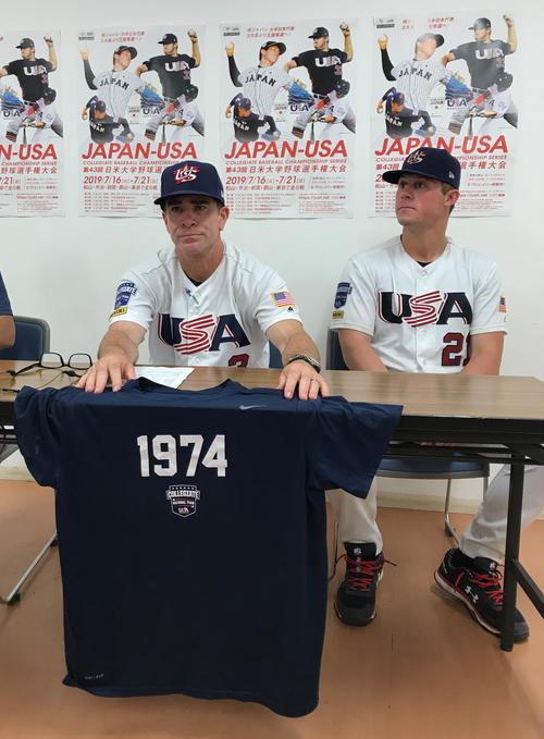 大敗を喫した米国マクドネル監督（左）は試合後、米国が日本開催時に初めて優勝した1974年の年号を入れたTシャツを披露。右はトルケルソン（撮影・古川真弥）