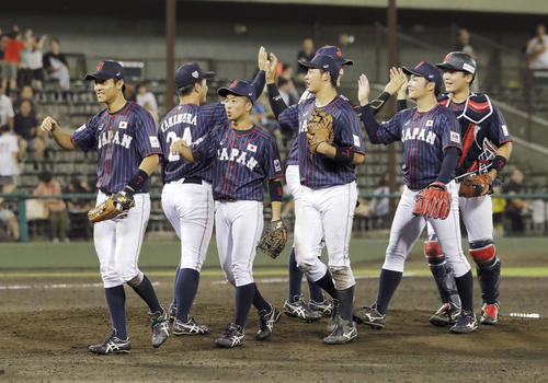 米国に大勝し、タッチを交わす日本ナイン（共同）