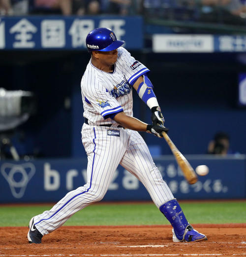 DeNA対中日　2回裏DeNA2死二、三塁、ロペスは左前適時打を放つ（撮影・鈴木正人）