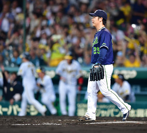 阪神対ヤクルト　8回裏阪神1死二塁、糸原健斗の同点適時打を打たれる小川泰弘（撮影・清水貴仁）