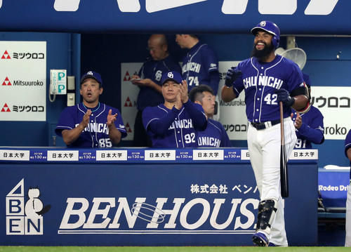 DeNA対中日　4回表中日無死、平田の左越え本塁打に拍手する与田監督（中央）（撮影・鈴木正人）